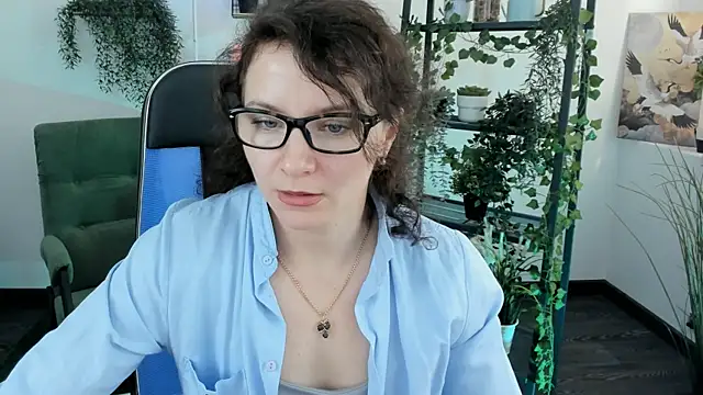 Snapshot of AureliaGleam chatting on May 18, 4:40 am AureliaGleam online show from May 18, 4:40 am