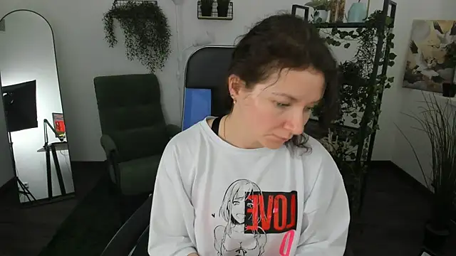 Snapshot of AureliaGleam chatting on May 19, 7:15 am AureliaGleam online show from May 19, 7:15 am