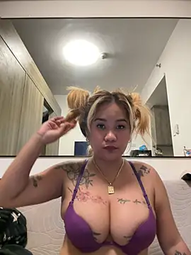 Snapshot of queenmia__ph chatting on July 9, 4:55 pm queenmia ph online show from July 9, 4:55 pm