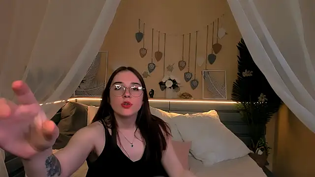 Snapshot of Maya_Winters chatting on May 12, 10:45 am Maya Winters online show from May 12, 10:45 am