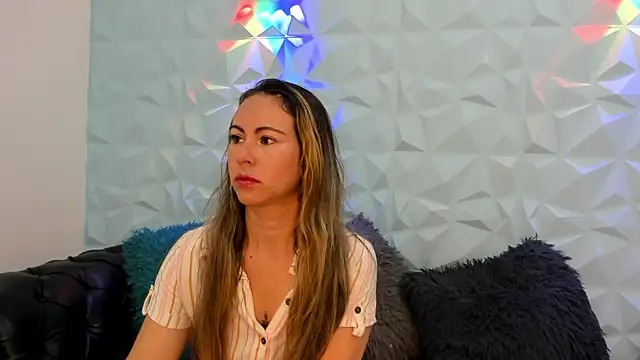 Snapshot of lindsay_cg chatting on May 15, 12:23 pm lindsay cg online show from May 15, 12:23 pm