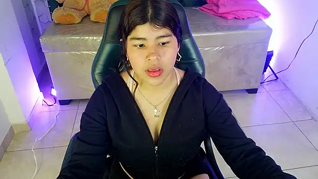 Snapshot of Mia_kittie_m chatting on May 20, 7:31 pm Mia kittie m online show from May 20, 7:31 pm