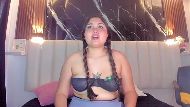 Snapshot of Cattleya_00 chatting on May 27, 6:27 pm Cattleya 00 online show from May 27, 6:27 pm
