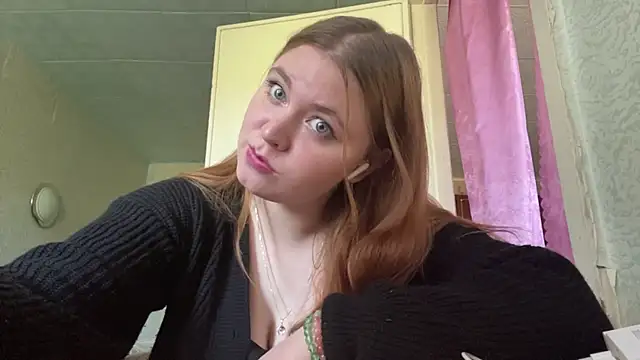 Snapshot of Violette_Iguina chatting on May 11, 8:31 am Violette Iguina online show from May 11, 8:31 am