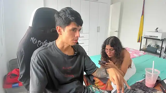 Snapshot of Motasandcalis chatting on May 18, 10:15 pm Motasandcalis online show from May 18, 10:15 pm