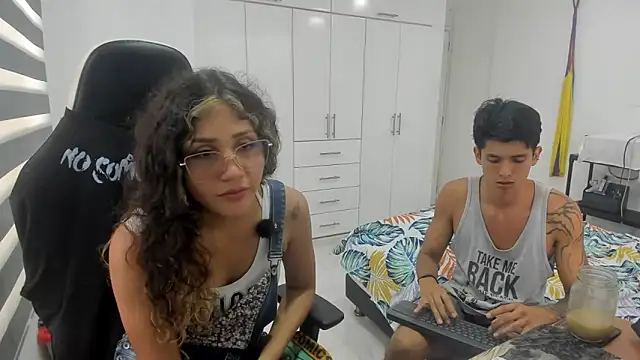 Snapshot of Motasandcalis chatting on May 23, 10:03 pm Motasandcalis online show from May 23, 10:03 pm