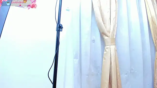 Snapshot of mia18___ chatting on May 19, 9:21 pm mia18 online show from May 19, 9:21 pm