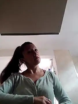 Snapshot of Vely_ chatting on May 18, 7:31 pm Vely online show from May 18, 7:31 pm