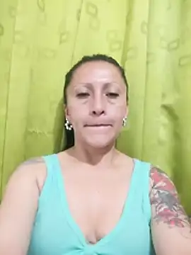 Snapshot of Vely_ chatting on May 24, 3:11 am Vely online show from May 24, 3:11 am