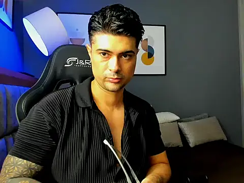 Snapshot of ZEI-001 chatting on May 11, 1:33 am ZEI-001 online show from May 11, 1:33 am