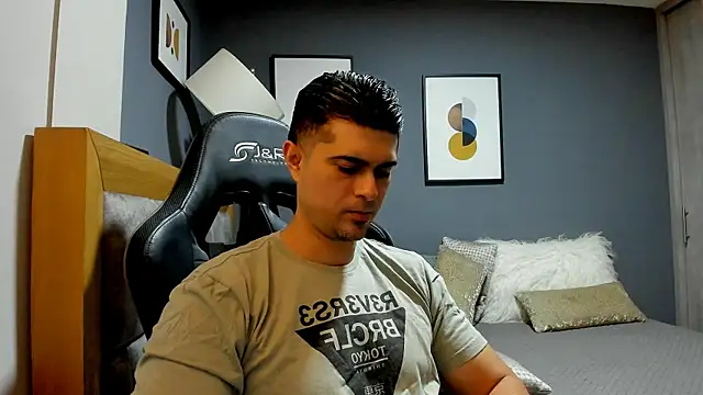 Snapshot of ZEI-001 chatting on June 24, 1:04 am ZEI-001 online show from June 24, 1:04 am