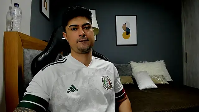 Snapshot of ZEI-001 chatting on July 6, 1:46 am ZEI-001 online show from July 6, 1:46 am