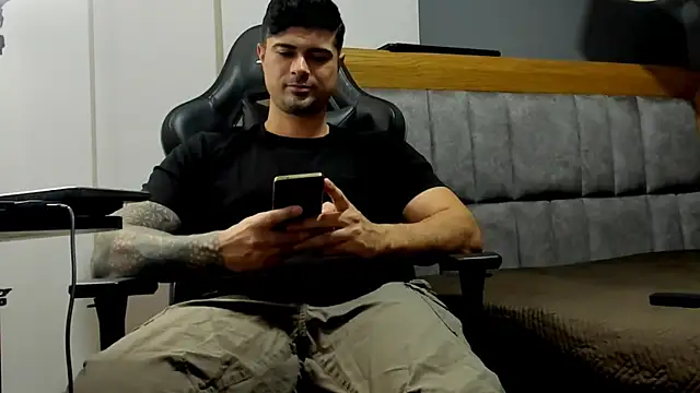Snapshot of ZEI-001 chatting on July 6, 3:03 pm ZEI-001 online show from July 6, 3:03 pm