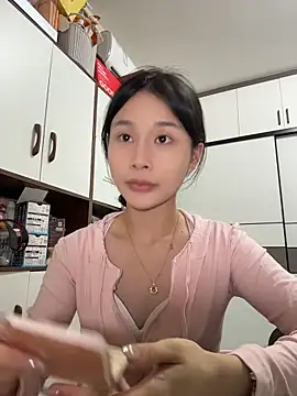 cuteluky18 online show from May 24, 12:10 pm