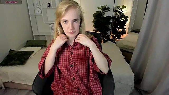 Snapshot of IrmaRonn chatting on May 18, 8:31 am IrmaRonn online show from May 18, 8:31 am