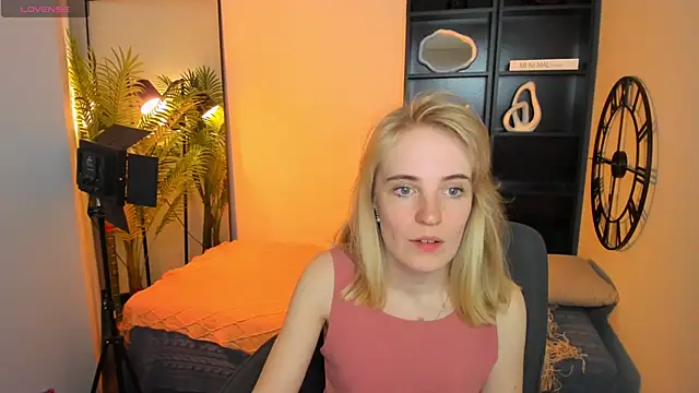 Snapshot of IrmaRonn chatting on May 25, 10:43 am IrmaRonn online show from May 25, 10:43 am