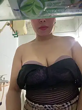 Snapshot of JucyLy chatting on May 16, 3:55 pm JucyLy online show from May 16, 3:55 pm