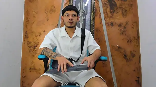 Snapshot of Sexy_Boy203 chatting on May 27, 8:28 pm Sexy Boy203 online show from May 27, 8:28 pm