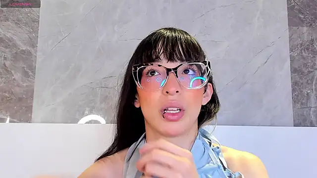 Snapshot of EmiliaBell_ chatting on May 19, 1:28 pm EmiliaBell online show from May 19, 1:28 pm