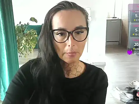 Snapshot of tattooedKika chatting on May 11, 7:25 am tattooedKika online show from May 11, 7:25 am