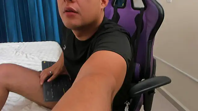 Snapshot of playboy_Felipe chatting on May 13, 1:19 pm playboy Felipe online show from May 13, 1:19 pm