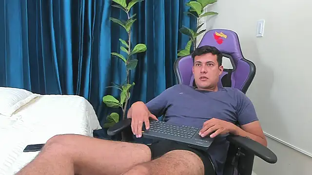 Snapshot of playboy_Felipe chatting on May 19, 1:17 pm playboy Felipe online show from May 19, 1:17 pm