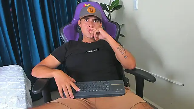 Snapshot of playboy_Felipe chatting on May 26, 1:29 pm playboy Felipe online show from May 26, 1:29 pm