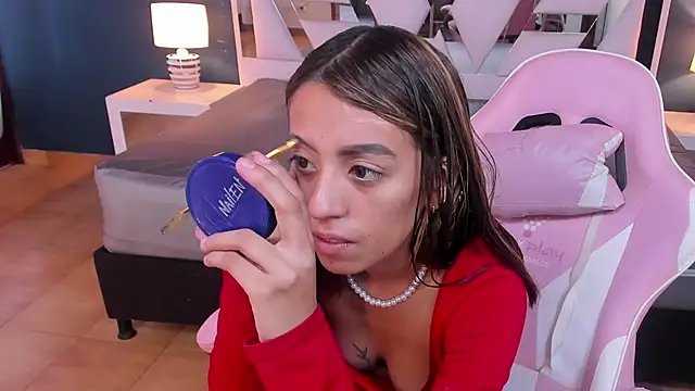 Snapshot of Danna_Petiite chatting on May 19, 7:20 pm Danna Petiite online show from May 19, 7:20 pm