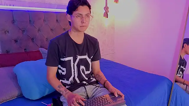 Snapshot of tian_sex chatting on May 22, 3:57 am tian sex online show from May 22, 3:57 am