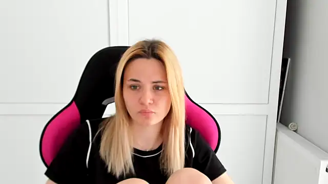 Snapshot of Emma_starrs_ chatting on May 17, 12:12 pm Emma starrs online show from May 17, 12:12 pm
