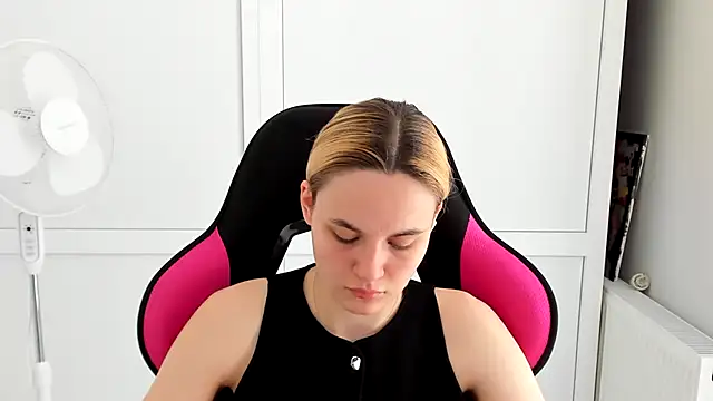 Snapshot of Emma_starrs_ chatting on May 22, 10:10 am Emma starrs online show from May 22, 10:10 am