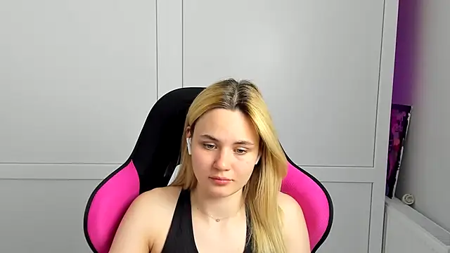 Snapshot of Emma_starrs_ chatting on May 26, 7:10 pm Emma starrs online show from May 26, 7:10 pm
