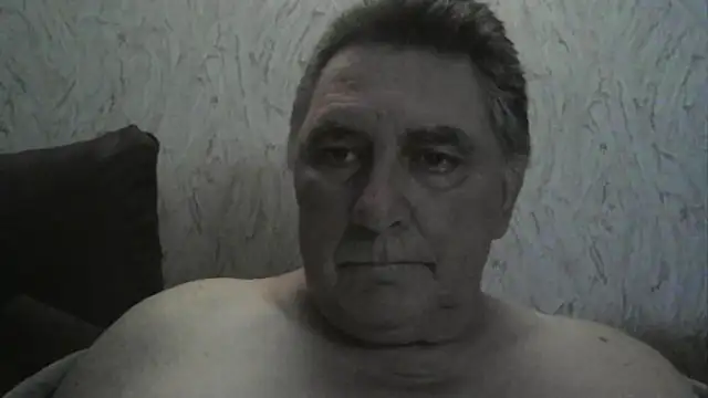 Snapshot of edje59a chatting on December 4, 1:26 am edje59a online show from December 4, 1:26 am