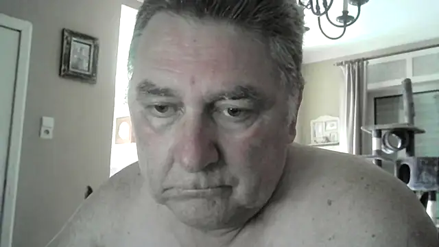 Snapshot of edje59a chatting on April 28, 6:18 am edje59a online show from April 28, 6:18 am