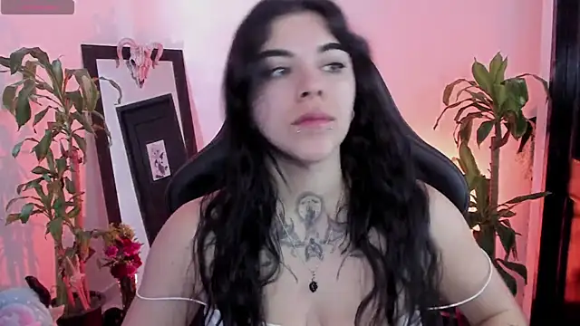 Snapshot of MissCharlottte_18 chatting on May 20, 4:24 pm MissCharlottte 18 online show from May 20, 4:24 pm