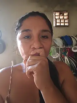 Snapshot of noemy-25 chatting on May 22, 7:30 pm noemy-25 online show from May 22, 7:30 pm