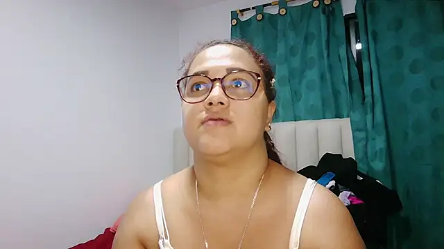 Snapshot of saramichell445734 chatting on May 23, 2:28 am saramichell445734 online show from May 23, 2:28 am