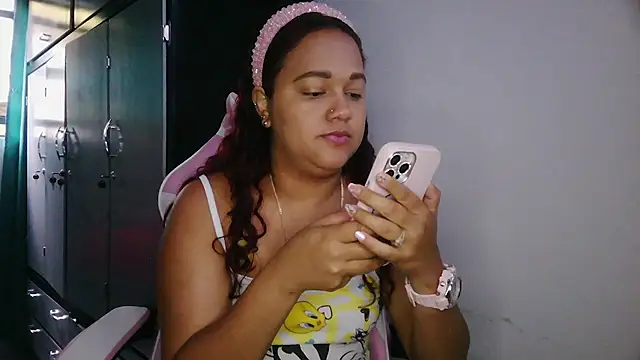 Snapshot of saramichell445734 chatting on May 26, 12:34 pm saramichell445734 online show from May 26, 12:34 pm