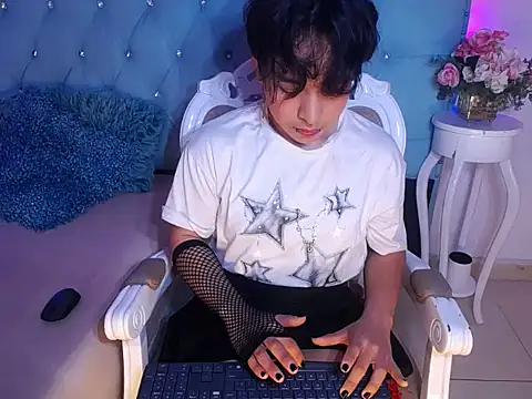 Snapshot of Tiff_Styless chatting on May 17, 7:32 pm Tiff Styless online show from May 17, 7:32 pm