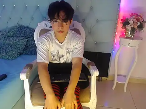 Snapshot of Tiff_Styless chatting on May 26, 7:43 pm Tiff Styless online show from May 26, 7:43 pm
