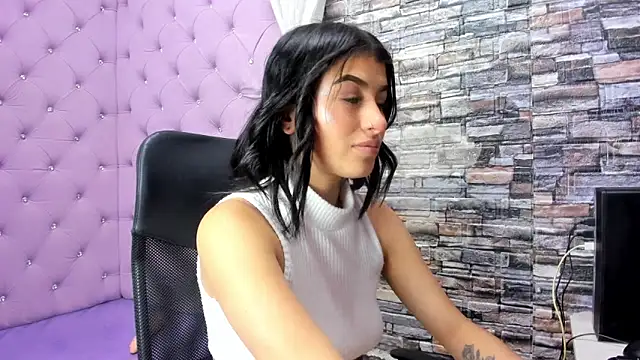 Snapshot of haileypetite chatting on May 22, 1:06 pm haileypetite online show from May 22, 1:06 pm