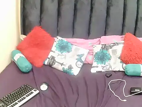 littlevirginangelxx online show from May 26, 9:33 pm