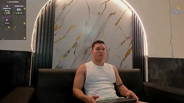 Snapshot of lucassimone_ chatting on May 19, 3:46 am lucassimone online show from May 19, 3:46 am
