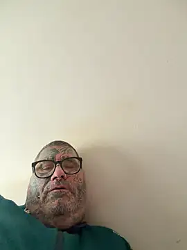 Snapshot of albertogg12 chatting on May 16, 12:15 pm albertogg12 online show from May 16, 12:15 pm