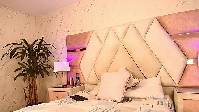Snapshot of isabella_luxet chatting on May 28, 6:05 pm isabella luxet online show from May 28, 6:05 pm
