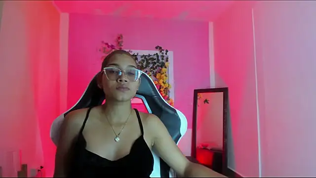 Snapshot of Scarlett_Lune chatting on May 29, 7:23 pm Scarlett Lune online show from May 29, 7:23 pm