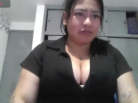 Snapshot of Alaia_moretti chatting on May 21, 3:35 am Alaia moretti online show from May 21, 3:35 am