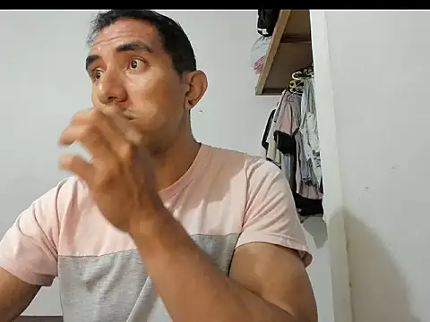 Snapshot of aquiles04 chatting on May 22, 1:24 am aquiles04 online show from May 22, 1:24 am