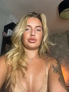 Snapshot of CharlottemilfUKx chatting on June 2, 7:49 pm CharlottemilfUKx online show from June 2, 7:49 pm