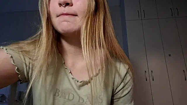 Snapshot of dozygleam chatting on May 21, 1:07 pm dozygleam online show from May 21, 1:07 pm
